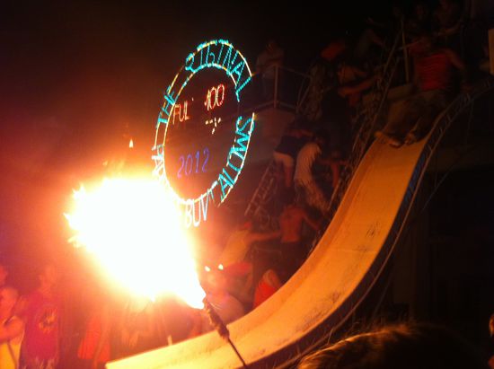 Wasserrutsche in die Menge