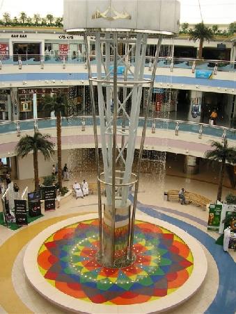 Der Brunnen im Eingangsbereich der Marina Mall
