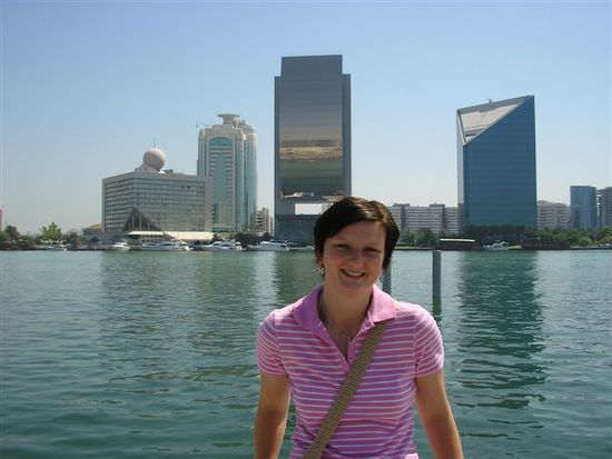 ich am Creek - im Hintergrund sieht man die Dubai Chamber of Commerce (rechts) und der National Bank of Dubai (direkt hinter mir)
