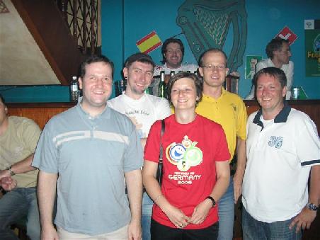 Ein voellig ungestelltes Gruppenfoto...
Von links> Bernd, Steffen, ich, Simon, Thomas