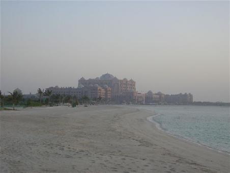 Das Emirates Palace Hotel - war etwas diesig an dem Tag