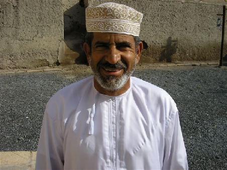 Ein freundlicher Omani - typisch für Omanis, dass sie eher diese "Kappen" tragen als Tücher, wie die Emiratis