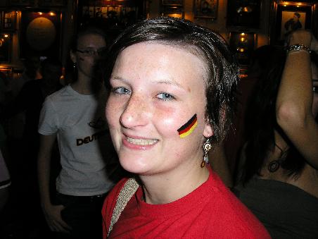 ich mit meiner Fahne auf der Wange