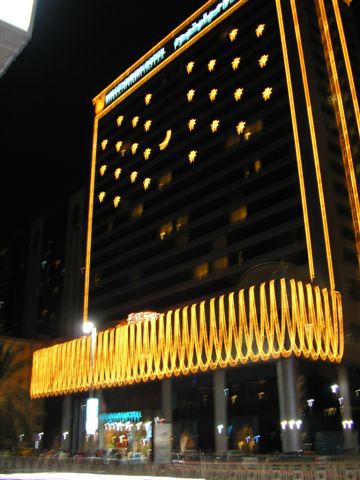 Einige Hotels hatten ihre Fassade mit Lichtern geschmückt (ist leider etwas unscharf geworden...)