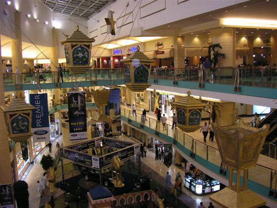 In der Abu Dhabi Mall wurden übergroße Ramadan-Lampen aufgehängt