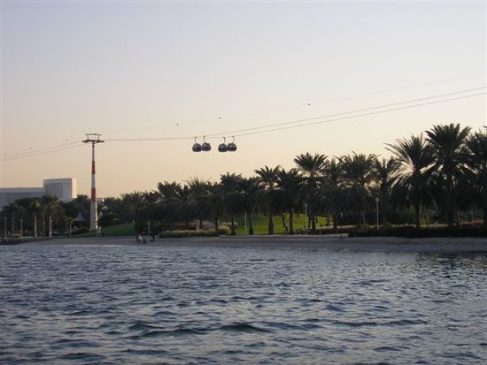 Eine Seilbahn verbindet die seiten des Creekside-Parks