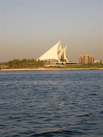 Mich erinnert das dach des Dubai Creek Golf and Yacht Clubs an die Oper in Sydney, aber mein Reisefüher sagt, dass das Dach an die aufgeblähten Segel eines großen Schiffes gleichen soll