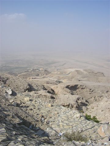 Die etwas dunstige Aussicht vom Jebel Hafeet
