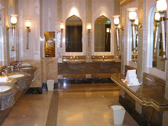 Das ist eine Toilette dort! Man könnte auch sagen: Badezimmer. Es roch total gut, überall lagen Rosenblätter und es glitzerte und glänzte.