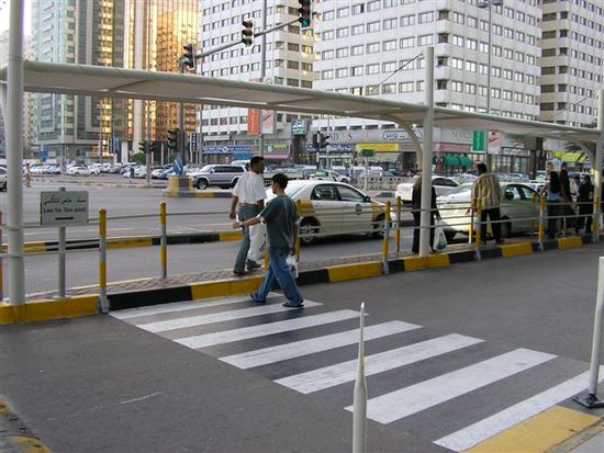 Vor der Abu Dhabi Mall