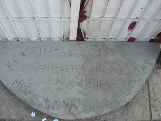 Die Eingangstreppe mit Verewigungen von Can, Nova, Haleluya, Gorman, Miral und mir - all diejenigen, die zu der Zeit auf dem Boot gewohnt haben