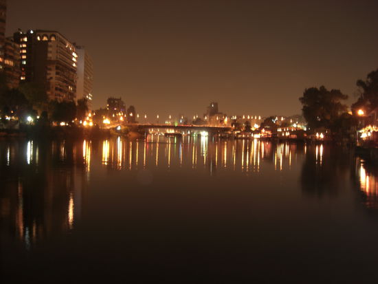 15th of October-Brücke bei Nacht