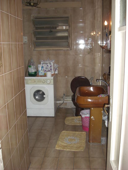 links rum ist dann die Badewanne/Dusche