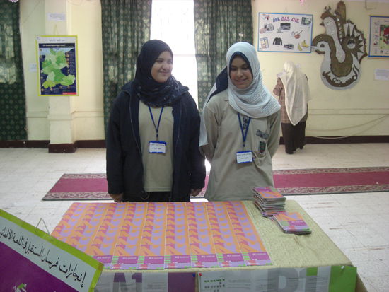 Einer der Stände und seine schüchternen Betreuerinnen