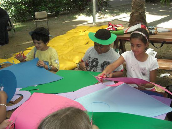 Omar, Karim und Heba beim Basteln