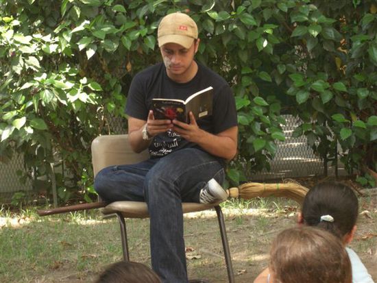 Haitham beim Vorlesen