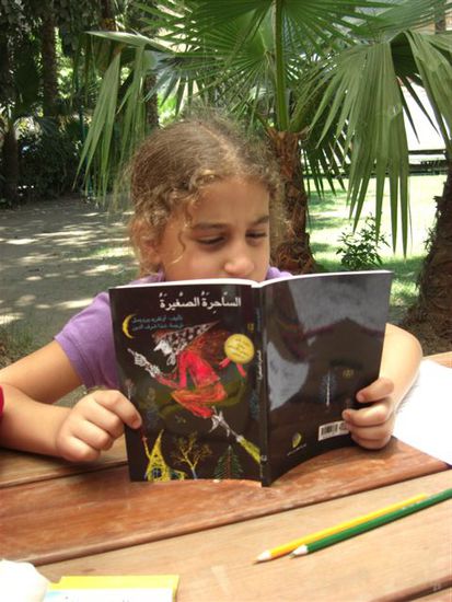 Heba liest "Die kleine Hexe" auf Arabisch