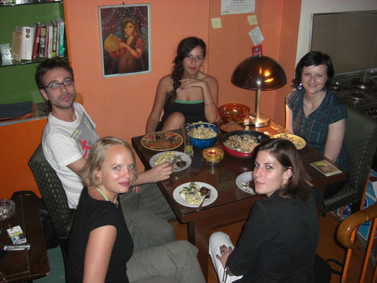 Katharina, Luca, Miral, ich und Mikala beim Einweihungsessen von Miral's und Luca's neuer Wohnung
