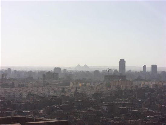 Im Hintergrund sieht man die Pyramiden