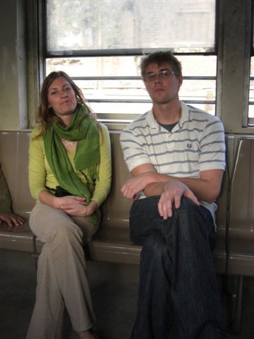 Katie und Dustin in der Metro