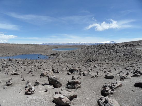 Beeindruckendes Plateau auf 4920 m und schneebedeckte Gipfel im Hintergrund