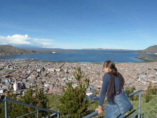 Blick auf Puno und Titicacasee aus 4.017 m Höhe