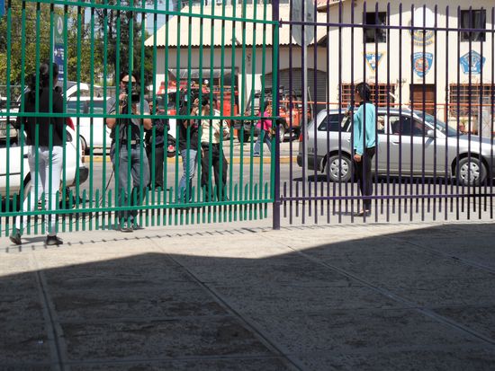 Das Fernsehen berichtet live vor der Geschäftsstelle von Aerosur