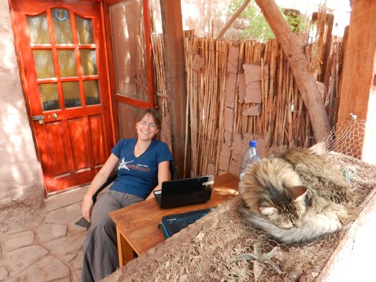Bloggen auf der Terrasse unseres Lehmhauses