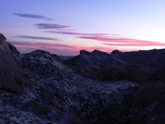 Salzüberzogenes Mondtal in der Abendstimmung