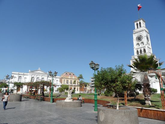 Der schöne Hauptplatz von Iquique mit Glockenturm und Theater