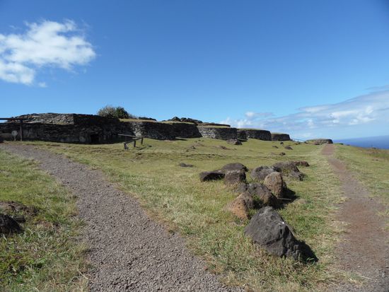 Steinbehausungen am Kraterrand