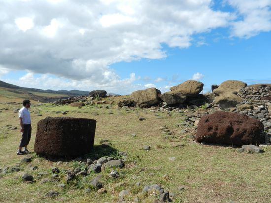 Noch mehr umgestürzte Moai und deren rote "Hüte"