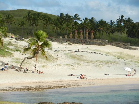 Einzigartig: Strand mit Moai