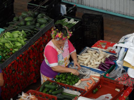 Etwas Südseeflair in der Markthalle von Papeete