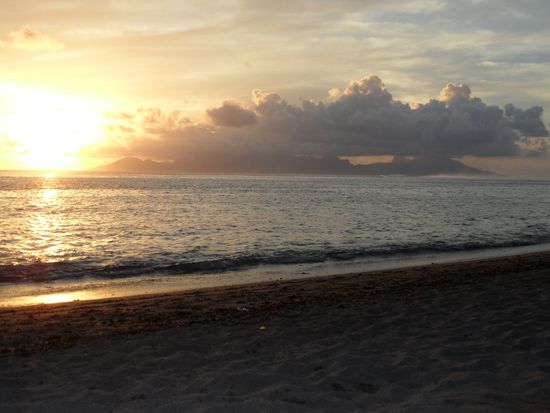 Unser nächstes Ziel (unter den Wolken): Mo'orea