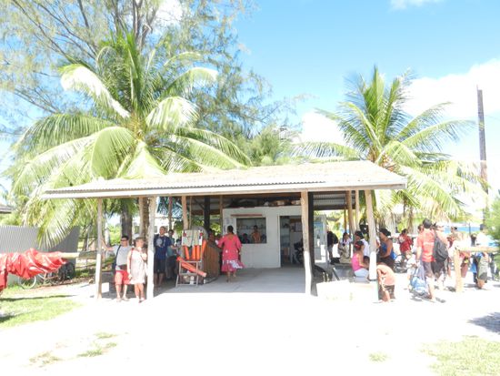 Manihi Flughafen: Abflug links - Ankunft rechts