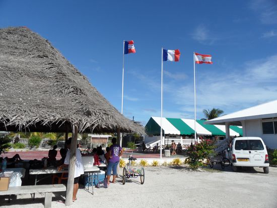 "Trubel" am Wahltag beim Rathaus von Manihi