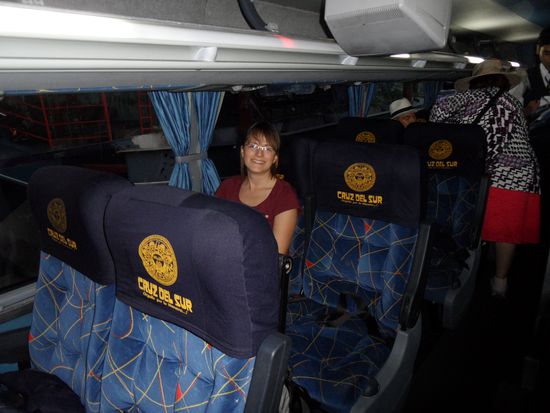 Im Reisebus durch Peru - bekamen den Tipp: rechts und in der Mitte des Busses ist es am sichersten.