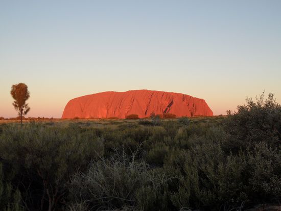 Der Berg beginnt in der Abendsonne zu leuchten.