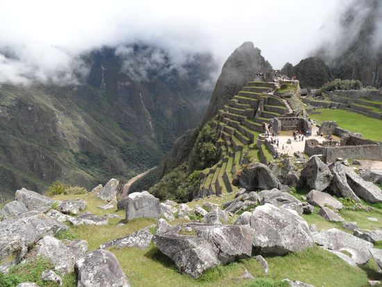 Westseite und die steil abfallenden Terrassen