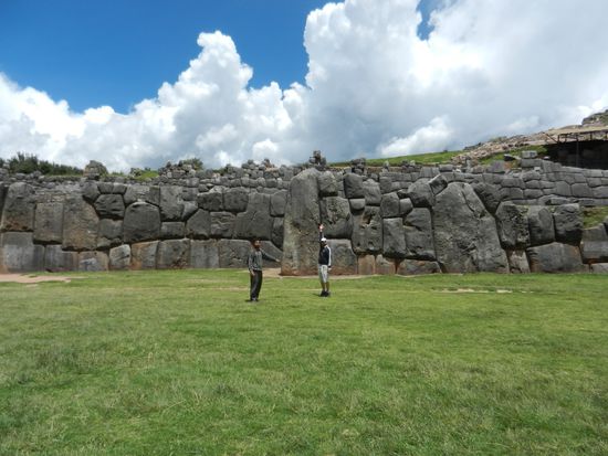 Größenvergleich - Massen von Sklaven bewegten die riesigen Steine