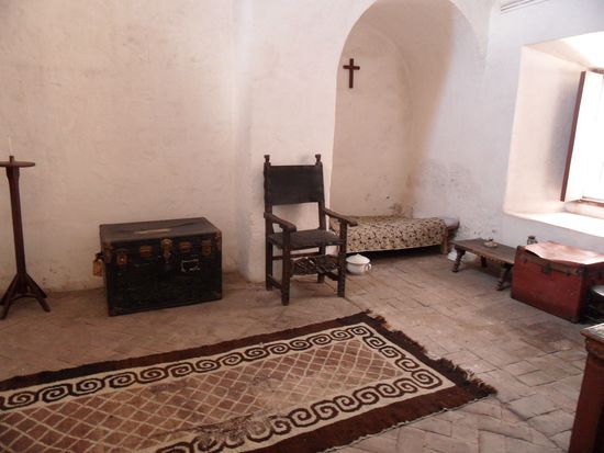 Spartanisch und von der Außenwelt abgeschlossen