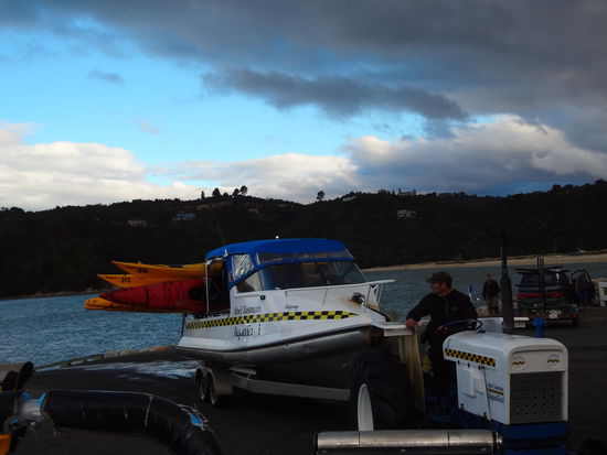 Und so wurde das Schiff beladen, die Gäste sitzen übrigens auch alle einfach im Boot.