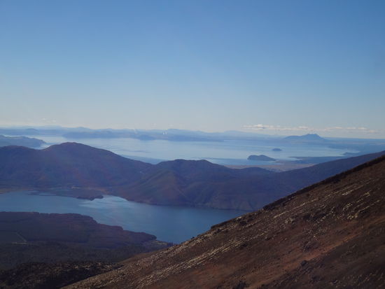 Im Hintergrund, was aus sieht wie Wolken, das ist Lake Taupo. Der ist so groß wie Singapour.