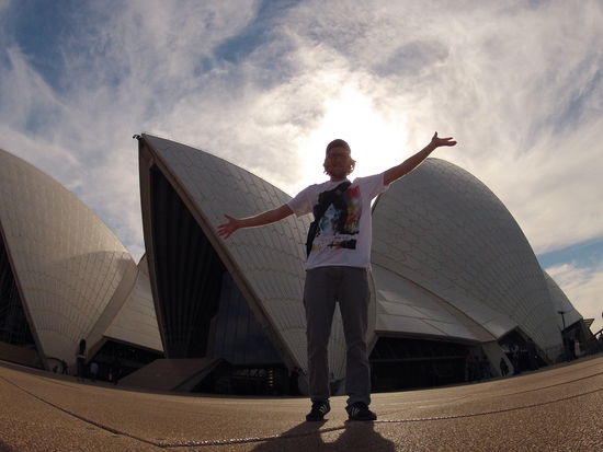 In Sydney vor dem Opera House. Selbstportrait vom Boden aus mit Selbstauslöser...
