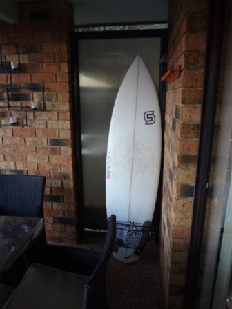 Mein neues Surfboard, habe ich mit Dave zusammen gekauft, 200$. Und es ist überragend. (war)