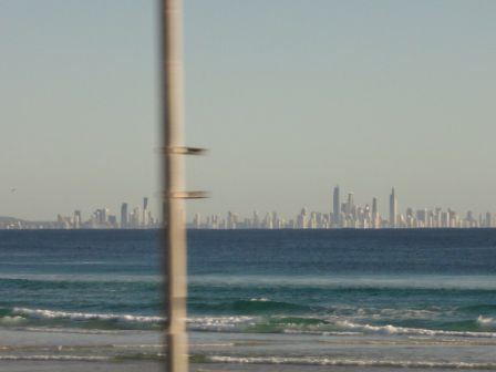 Surfers Paradise von weitem, und es sind wirklich ein Hochhaus neben dem nächsten...