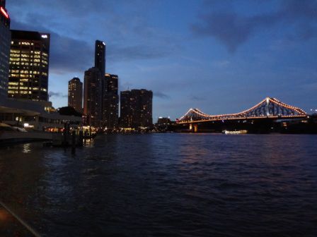 und nochmal die Skyline bei Nacht.