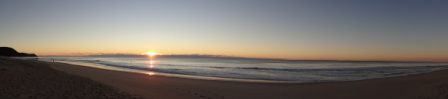 Das ist der Strand vor dem Haus bei Sonnenaufgang, zwar nicht der Riesen Swell, aber in der Regel mit richtig geilen Wellen.
