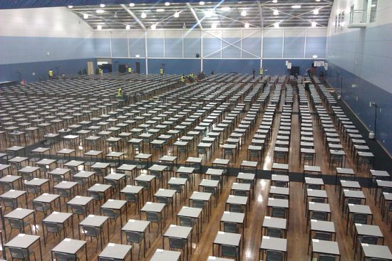 Die umfunktionierte Tischtennishalle zum Examensraum.